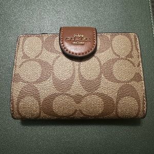 Medium corner zip wallet in signature canvas